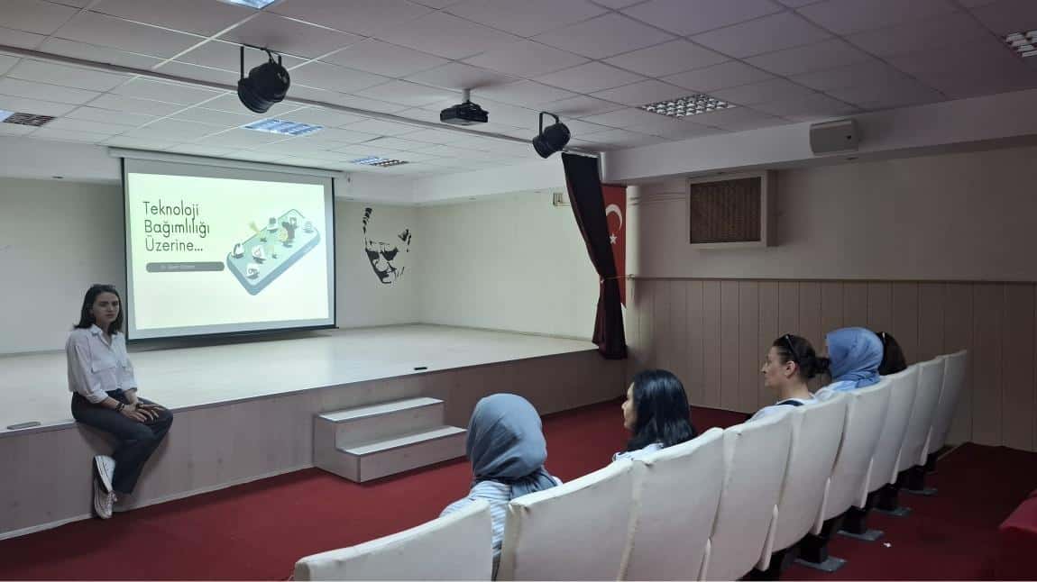 Dijital Dünyada Ebeveynlik: Teknoloji Bağımlılığına Bilimsel Bakış